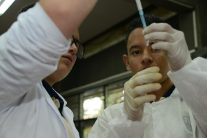Estudiantes aprenden del ADN